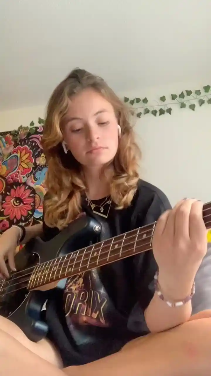 Emily - CiBfOXTjsxr